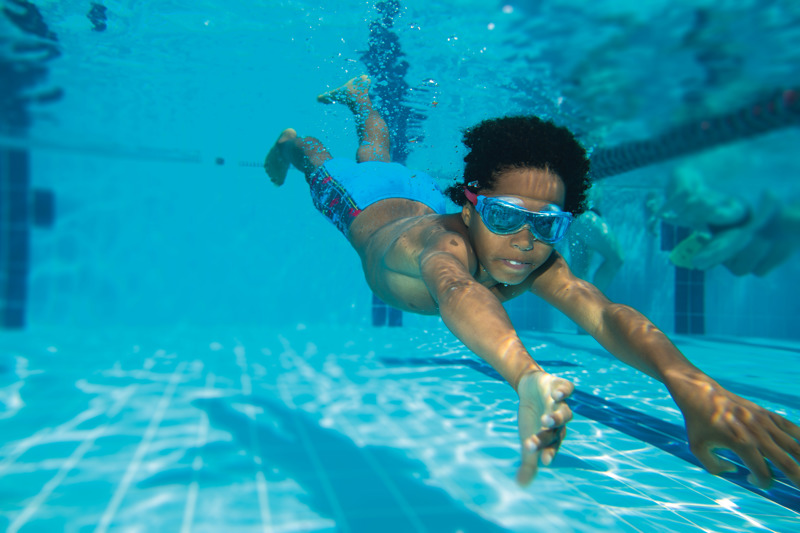 Kid swimming underwater